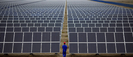 پنل های خورشیدی در نیروگاه خورشیدی
